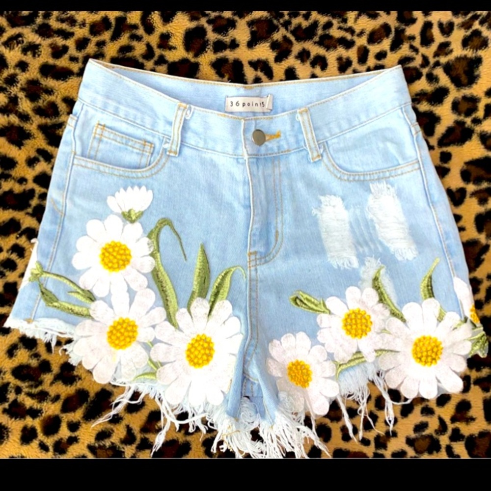 High waisted jean short. Flower embroidery womens small